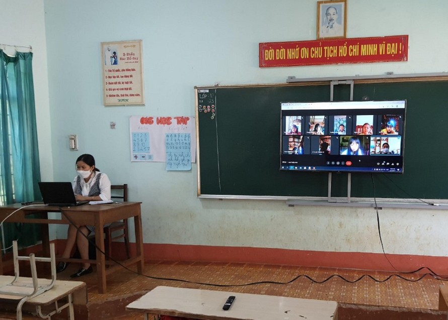 Cô giáo Đắk Lắk dạy học trực tuyến