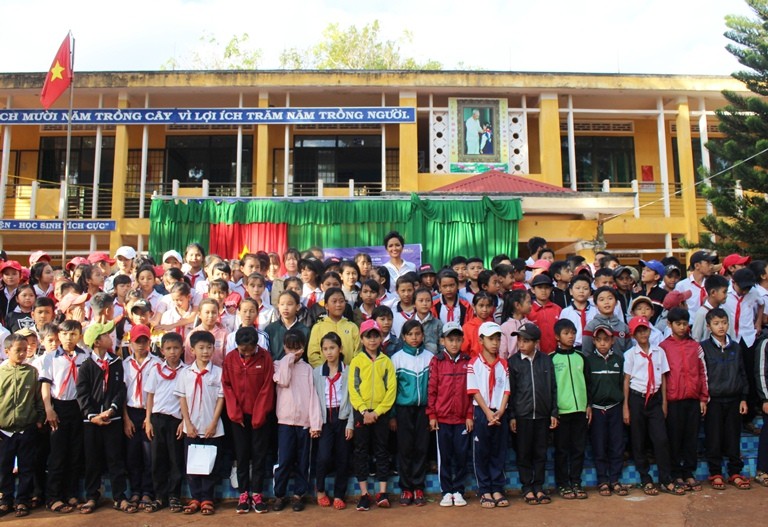 Hoa hậu H' Hen chụp ảnh lưu niệm với học sinh, giáo viên trường THCS Lê Hồng Phong.