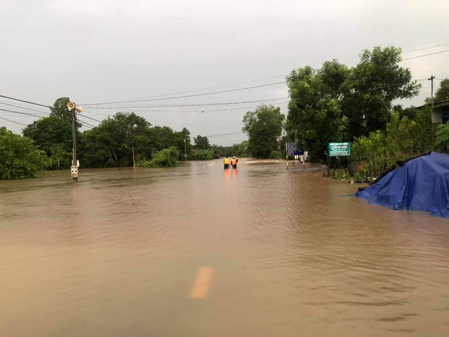 Tuyến đường tỉnh lộ 1 Ea Súp ngập trong nước.
