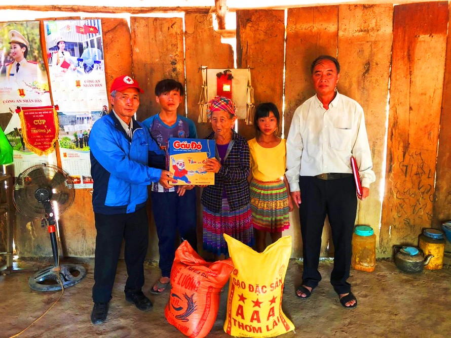 Cán bộ huyện Krông Pắk tặng quà cho người khó khăn