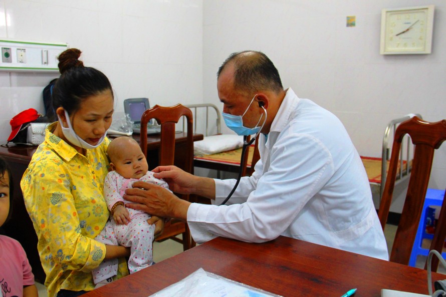 Bác sĩ khám sàng lọc tim bẩm sinh cho trẻ em Đắk Lắk