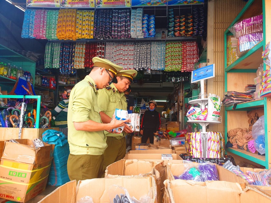 Đội Quản lý thị trường kiểm tra khẩu trang y tế kháng khuẩn của Cty Thùy Tiên