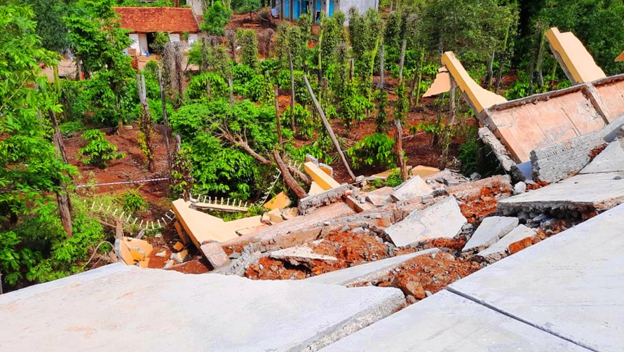 Hiện trạng sập công trình tại trường THPT Quang Trung