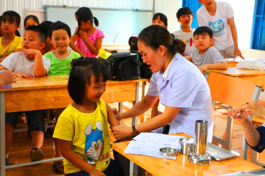Ngành y tế Đắk Nông triển khai tiêm vắc xin phòng bệnh bạch hầu cho trẻ