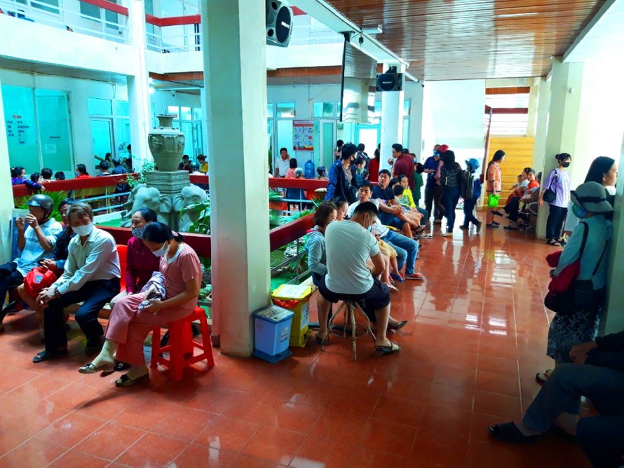 Người dân Đắk Lắk ngồi đợi để tiêm vắc xin phòng bệnh