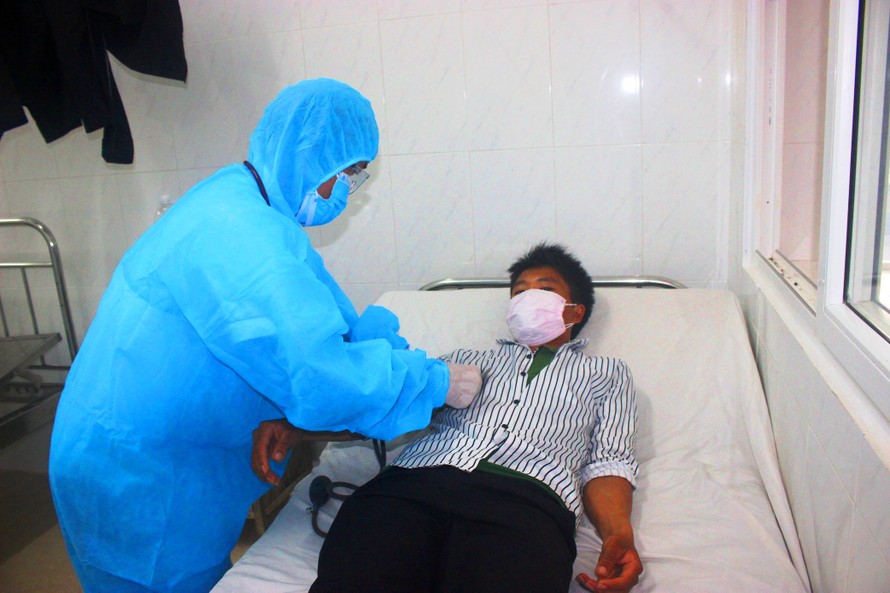 Một bệnh nhân mắc bệnh bạch hầu đang điều trị tại bệnh viện vùng
