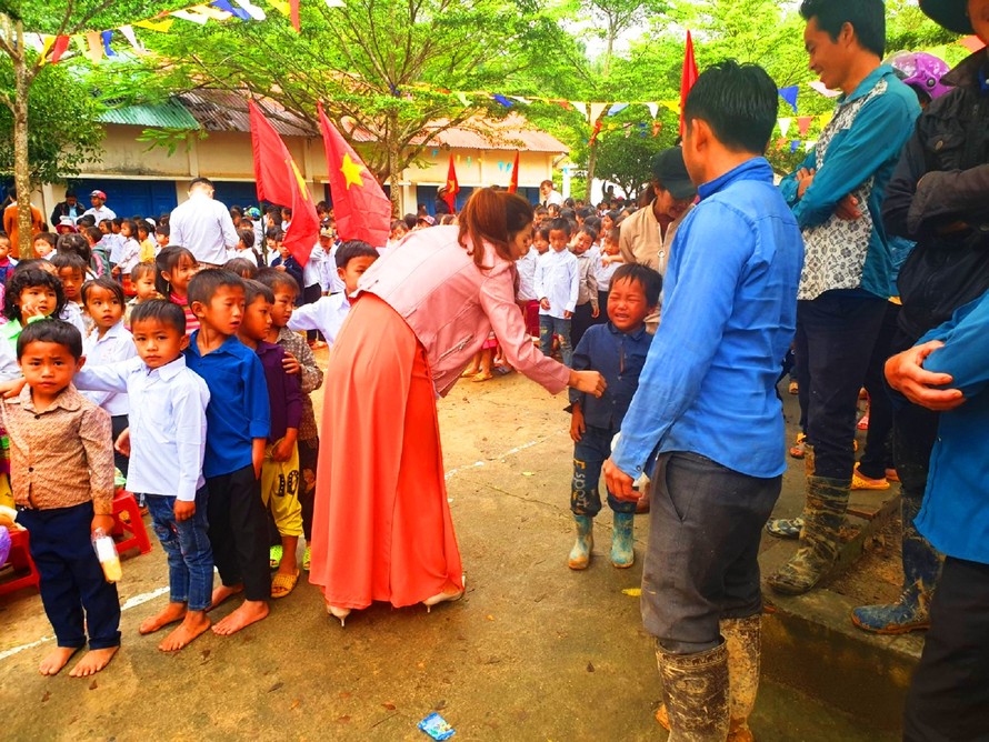 Cô giáo ở vùng sâu Đắk Nông dỗ dành học sinh ngày đầu tựu trường