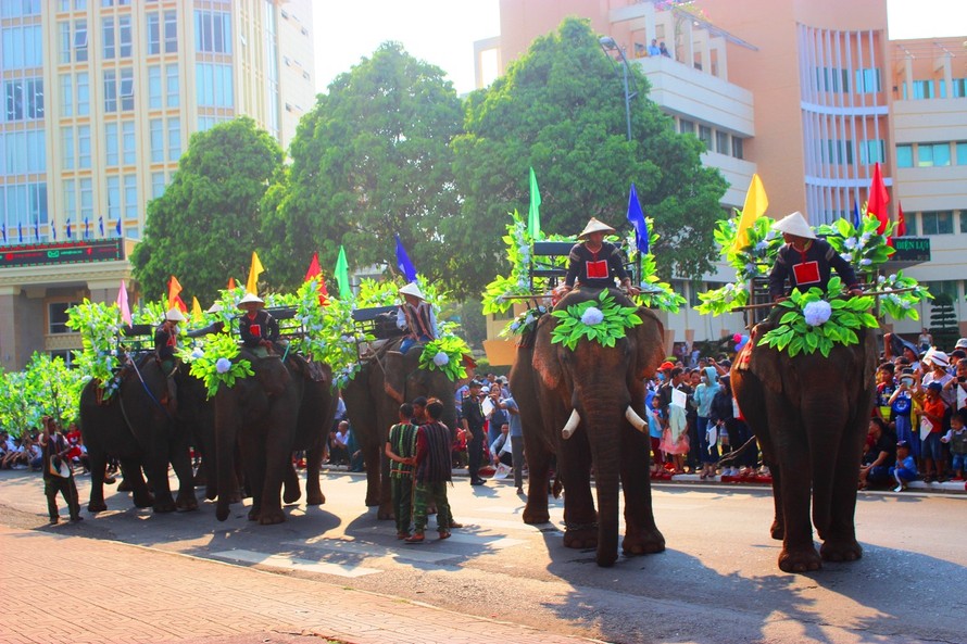 Đàn voi Đắk Lắk trình diễn trong Lễ hội cà phê Buôn Ma Thuột