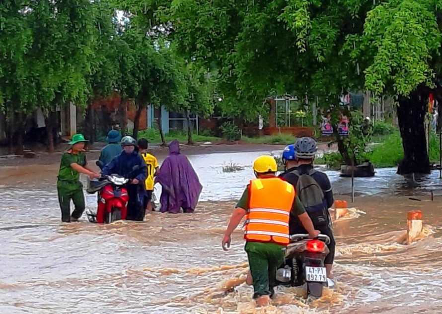 Công an huyện Ea Súp giúp dân qua vùng ngập lụt