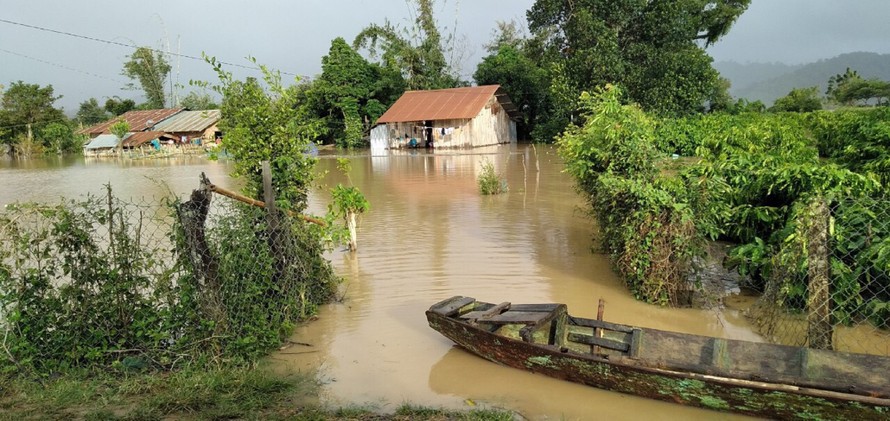 Nhà dân ở huyện Lắk bị ngập trong nước