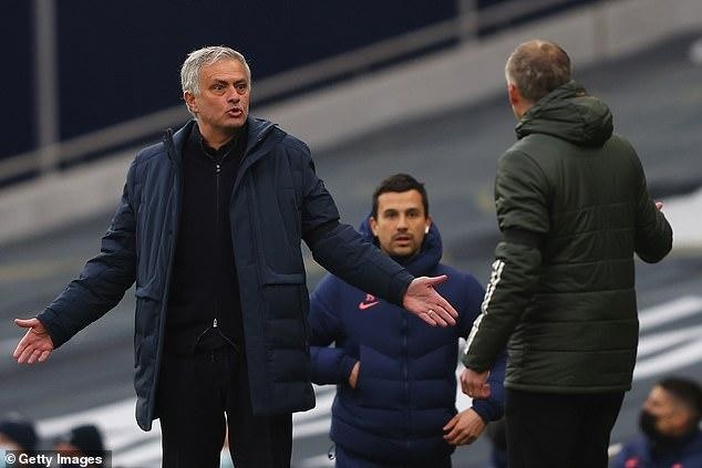Mourinho phản ứng ngay với trọng tài về các quyết định trong trận gặp M.U