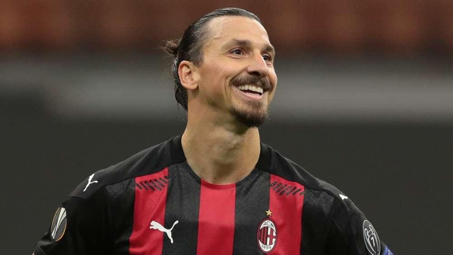 Zlatan Ibrahimovic ở lại Milan thêm 1 năm.