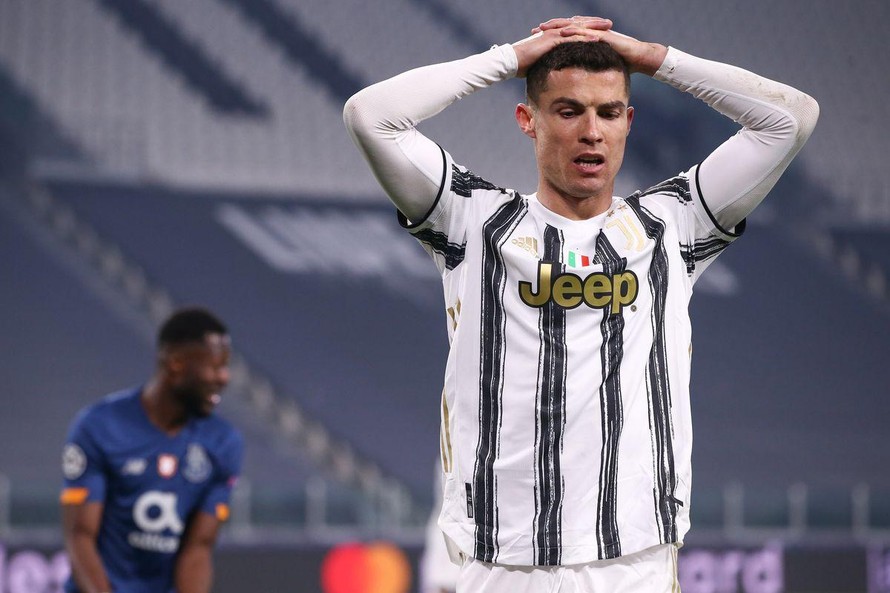 Ronaldo ôm hận cùng Juventus.