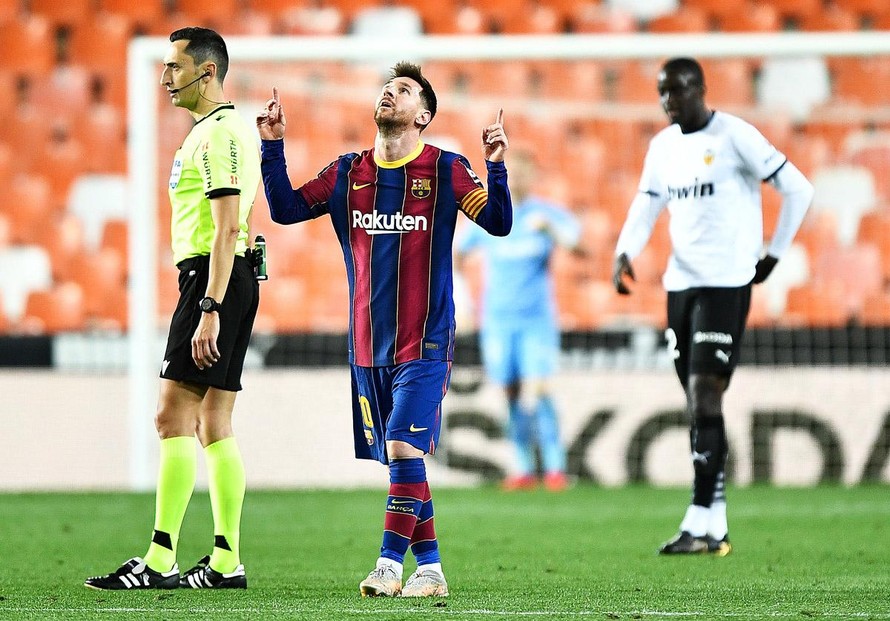 Messi lập cú đúp giúp Barca nuôi giấc mộng vô địch La Liga