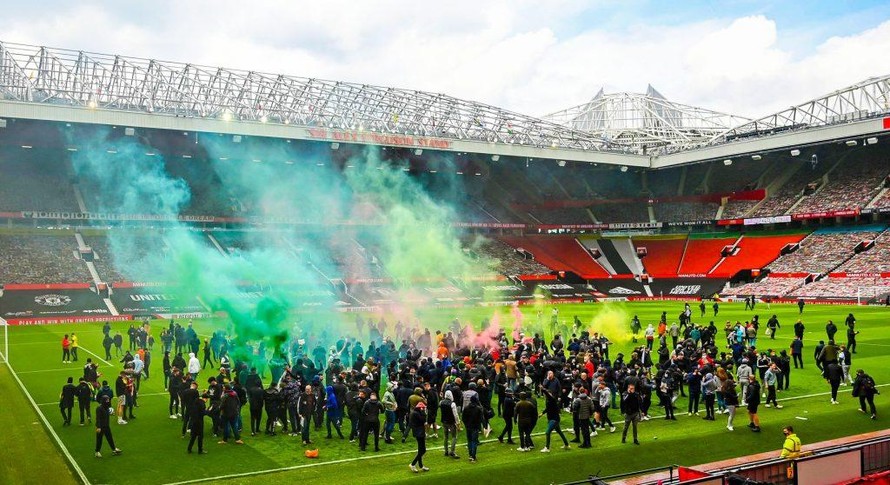 Vụ fan tràn vào sân Old Trafford đang gây tác động nặng nề với M.U