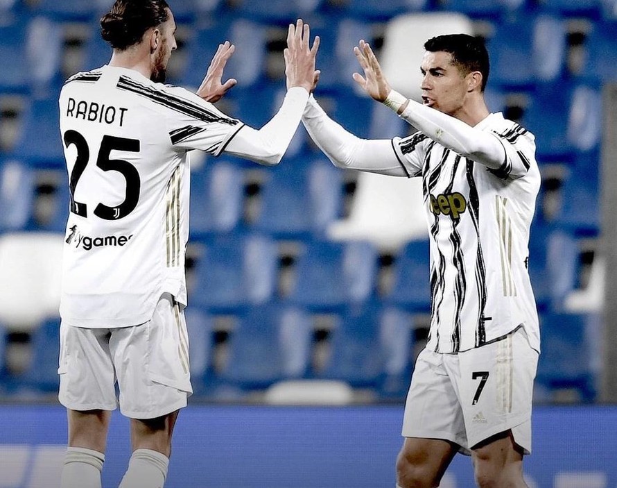 Ronaldo cán mốc 100 bàn cho Juventus