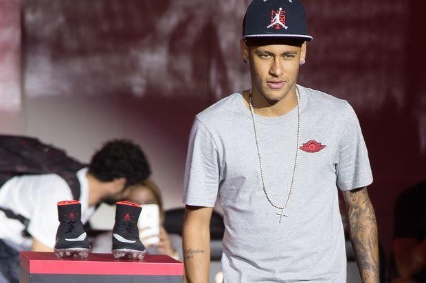 Nike cắt hợp đồng với Neymar vì tấn công tình dục nhân viên 