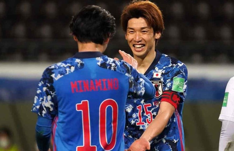 Takumi Minamino và Yuya Osako ăn mừng bàn thắng.