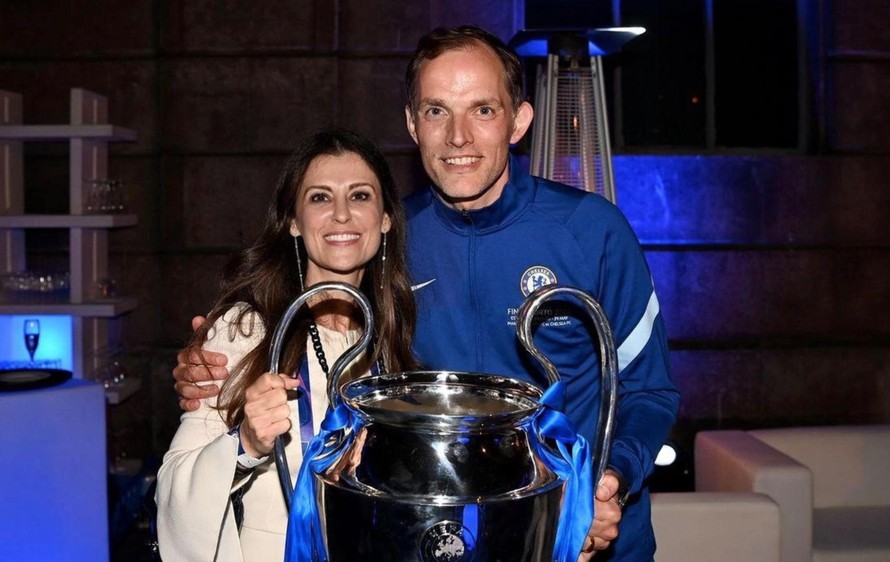 HLV Thomas Tuchel cùng vợ ăn mừng chức vô địch Champions League.
