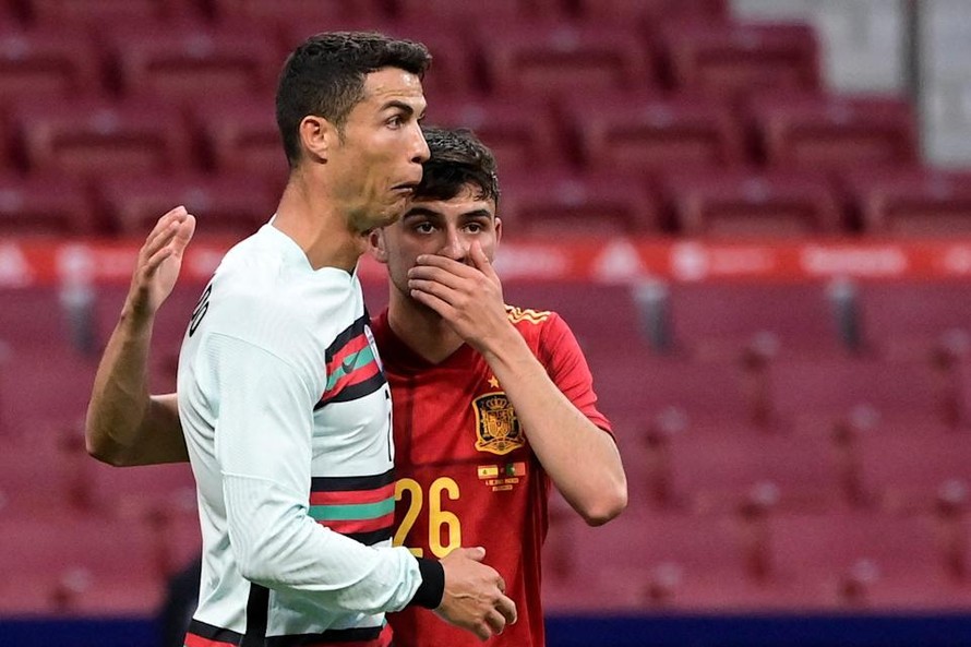 Siêu sao Ronaldo bị chửi rủa trong ngày trở lại Madrid