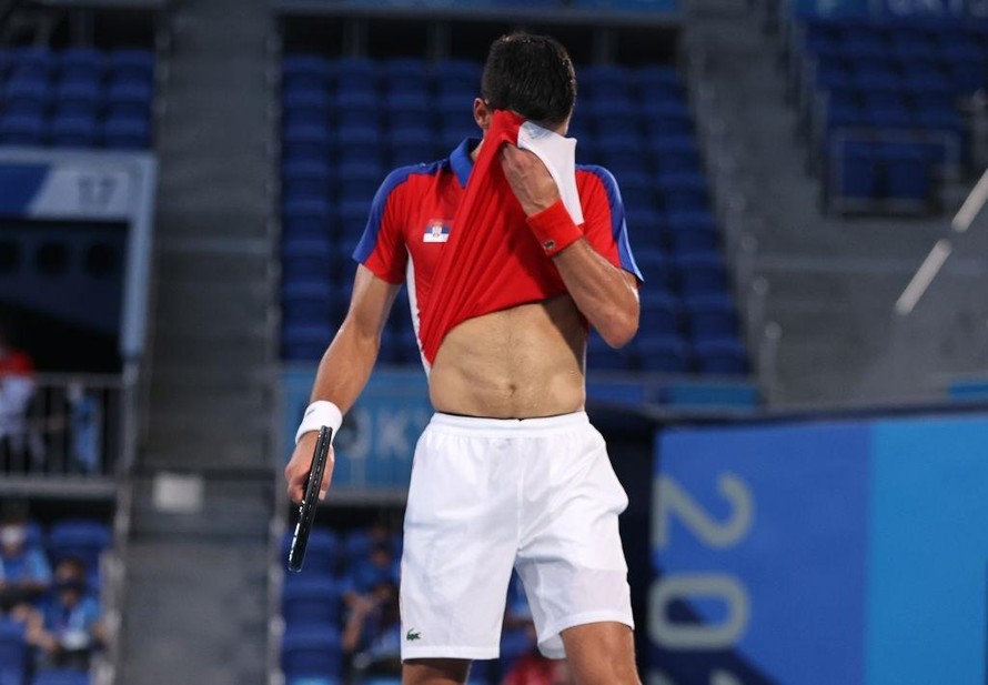 Novak Djokovic thua sốc Zverev tại Olympic 2020, vỡ mộng Golden Slam