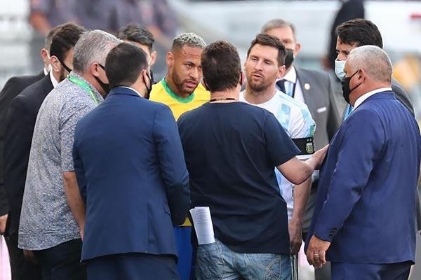 Lionel Messi bực tức với cảnh sát Brazil
