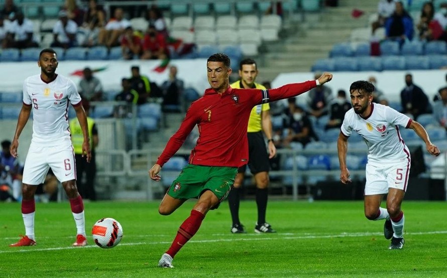 Ronaldo nới rộng kỷ lục, Bồ Đào Nha đè bẹp ‘vua’ châu Á