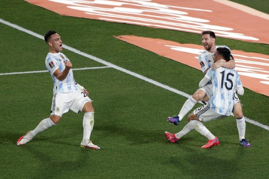 Lionel Messi ghi bàn độc đáo, Argentina hạ đẹp Uruguay