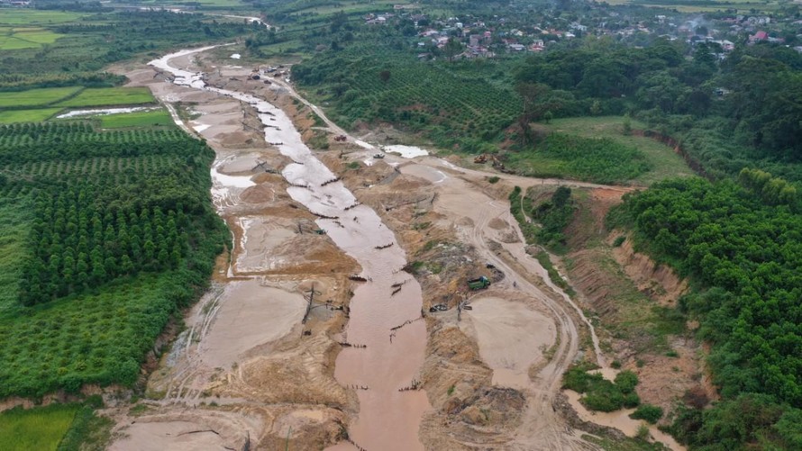 Sông Ayun bị "chặt khúc" để khai thác cát tận thu. Ảnh: N.G