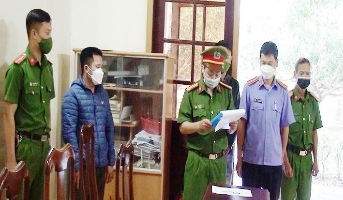 Cơ quan Cảnh sát điều tra đọc lệnh tạm giữ Trần Văn Quy. Ảnh: Minh Sơn