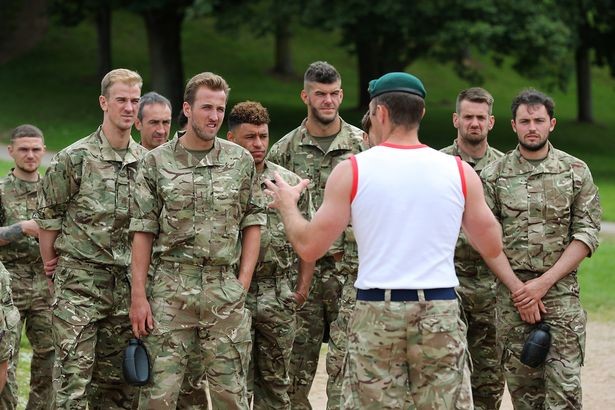 Các tuyển thủ Anh có 2 ngày trải nghiệm trong quân đội ở mùa hè năm ngoái.
