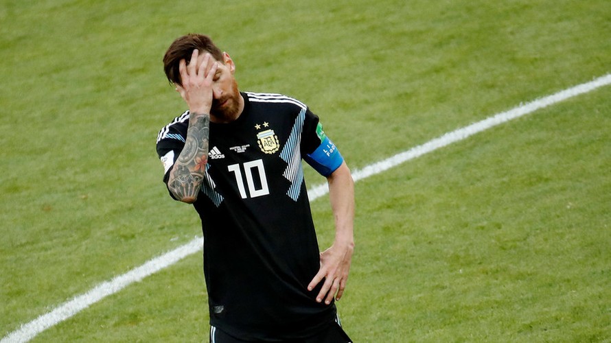 Lionel Messi thất vọng sau trận hòa 1-1 với Iceland.