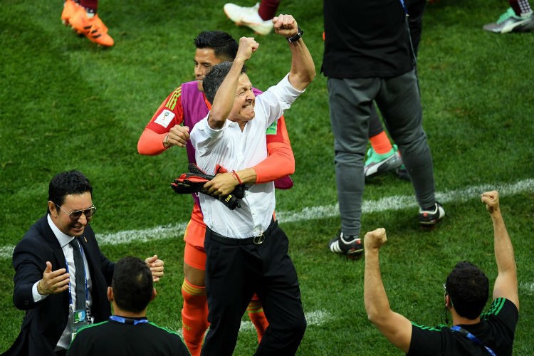 HLV Juan Carlos Osorio ăn mừng cùng các cầu thủ Mexico.