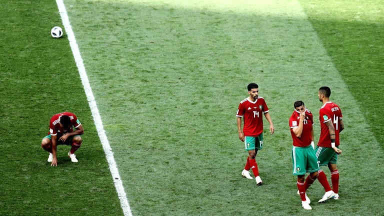 Các cầu thủ Morocco buồn bã sau thất bại. 