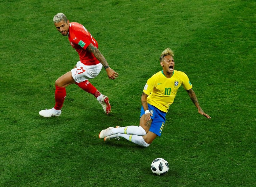 Valon Behrami liên tục phạm lỗi với Neymar trong trận Thụy Sĩ hòa Brazil 1-1.