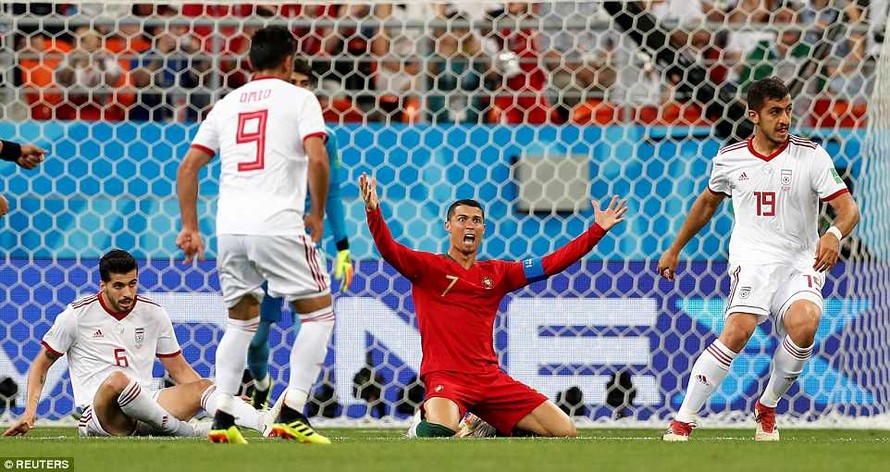 Ronaldo đá hỏng phạt đền, Bồ Đào Nha rơi ngôi đầu bảng