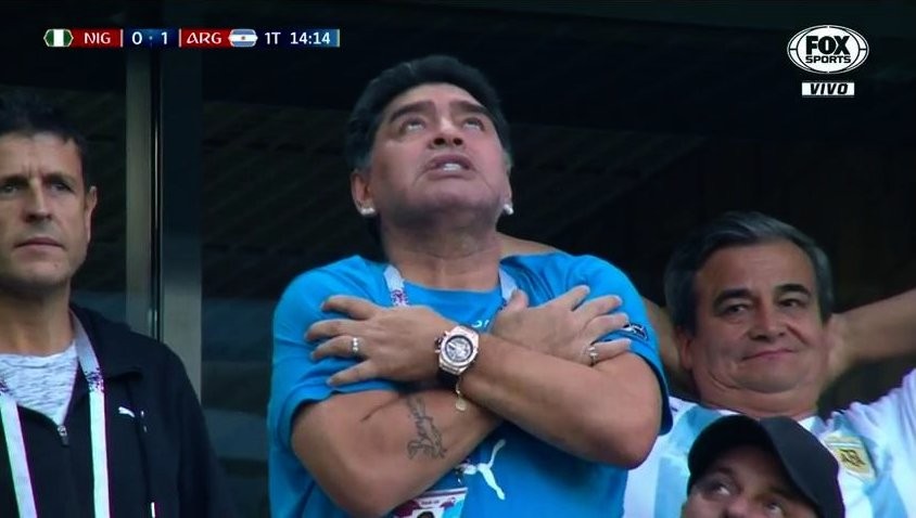 Diego Maradona ăn mừng cuồng nhiệt bàn thắng của Lionel Messi.