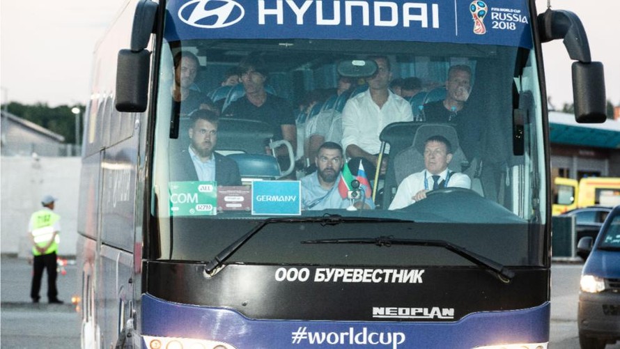 HLV Joachim Low và các thành viên tuyển Đức thất thần trên xe buýt.