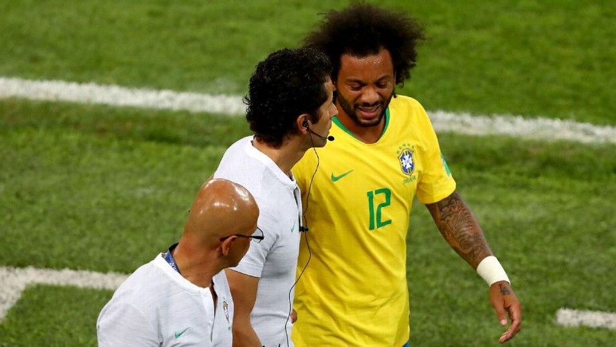 Marcelo phải rời sân ngay phút thứ 10 vì chấn thương.