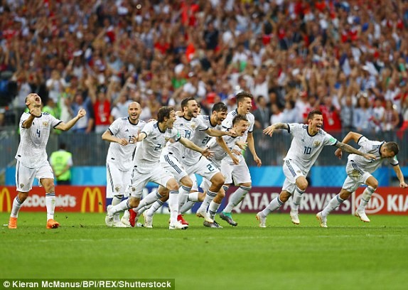 Niềm vui của các cầu thủ Nga sau khi đánh bại Tây Ban Nha trong loạt "đấu súng" cân não.
