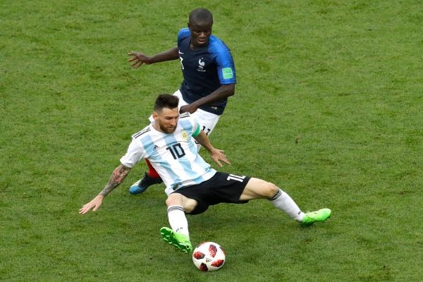 Lionel Messi bất lực trước người Pháp