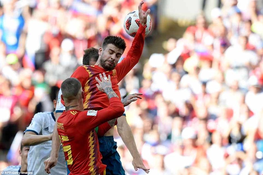 Gerard Pique dùng tay cản bóng trong vòng cấm địa Tây Ban Nha