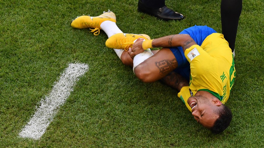 Neymar đau đớn lăn lộn dù chỉ va chạm nhẹ với đối thủ