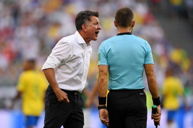 Juan Carlos Osorio nổi đóa với trọng tài.