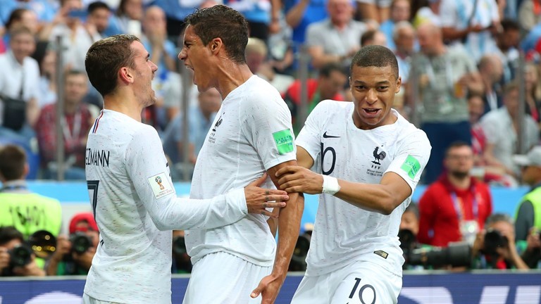 Các cầu thủ Pháp ăn mừng bàn mở tỷ số.