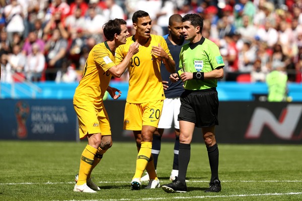 Trọng tài Andres Cunha từng thổi 2 quả phạt đền trận Pháp-Australia