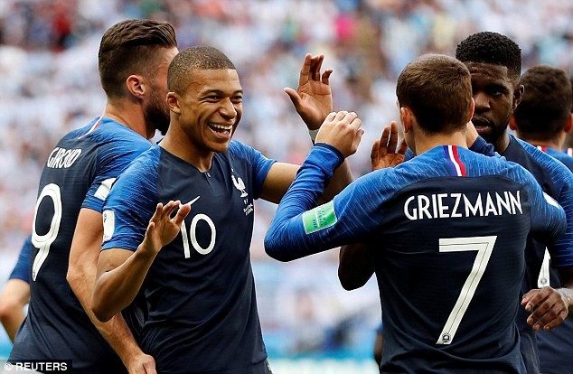 Sao tuyển Pháp làm loạn sau chiến thắng trước Argentina
