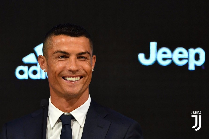 Cristiano Ronaldo rạng rỡ trong buổi họp báo ra mắt Juventus