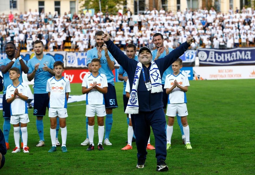 Diego Maradona được chào đón hoành tráng ở Dynamo Brest