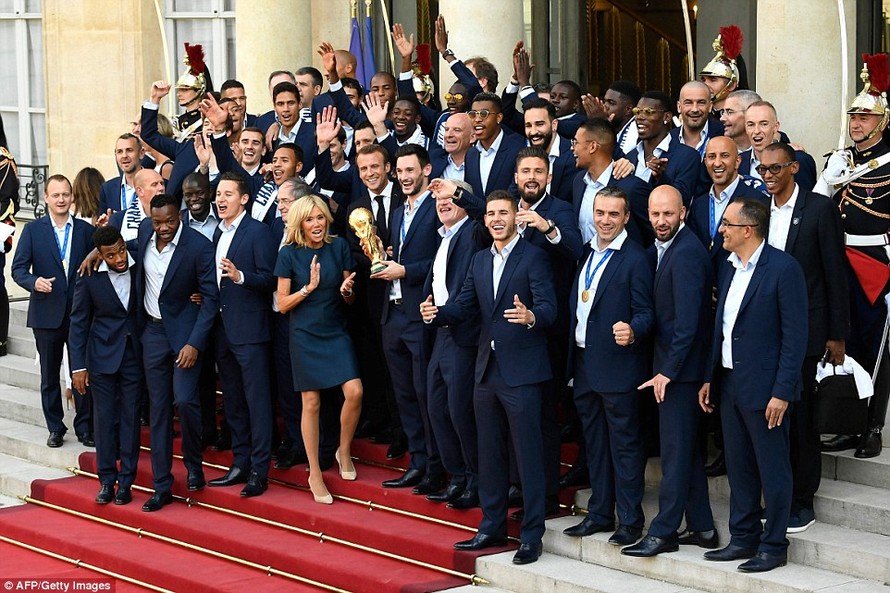 Đội tuyển Pháp mừng công ở dinh Tổng thống